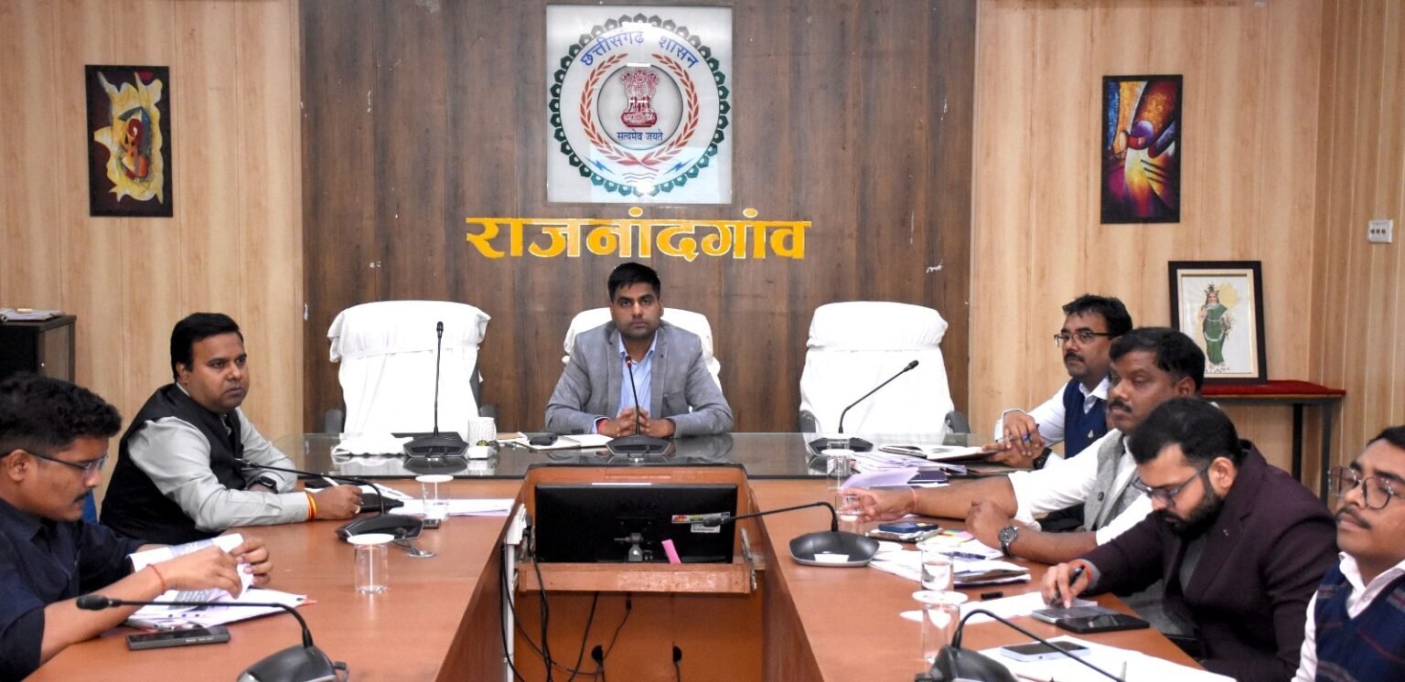 धान की अवैध बिक्री करने वालों पर कलेक्टर ने कड़ी कार्रवाई के दिए निर्देश