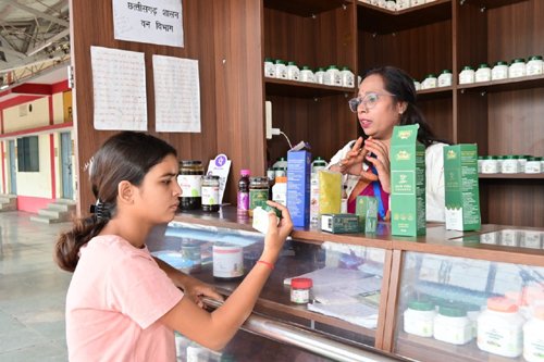 राजनांदगांव रेलवे स्टेशन पर ‘एक स्टेशन, एक उत्पाद’ को मिला अच्छा प्रतिसाद