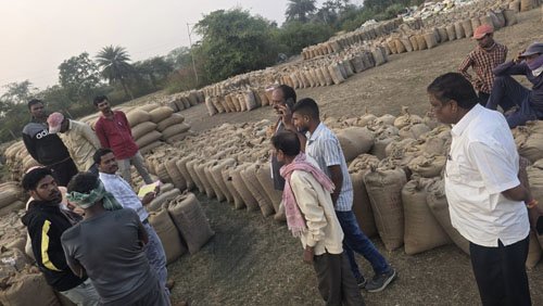 खुर्सीपार (बिल्हरी) सेवा सहकारी समिति में पुराने धान की बिक्री की कोशिश, किसानों ने पकड़ा