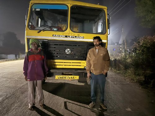 कलेक्टर के निर्देश पर डिप्टी कलेक्टर कर रहे गश्तए अवैध धान के बदले पकड़ी अवैध रेतए गिट्टी और लकड़ी