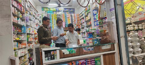 पुलिस चौकी सुरगी और ड्रग्स विभाग की संयुक्त टीम ने मेडिकल दुकानों पर की औचक जांच
