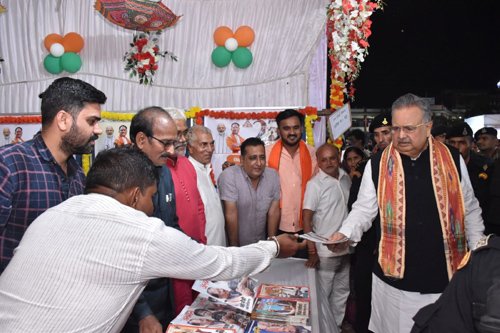 राज्योत्सव में विधानसभा अध्यक्ष डॉ. रमन सिंह ने किया विभागीय प्रदर्शनी का अवलोकन