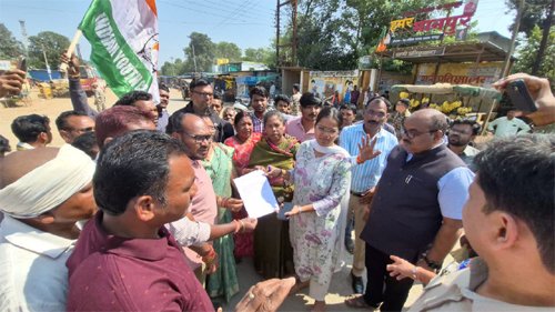 ग्रामीणों व कांग्रेसियों ने एनएच-930 पर किया चक्काजाम, मृतक परिवार को मुआवजा व सड़क सुधार की मांग