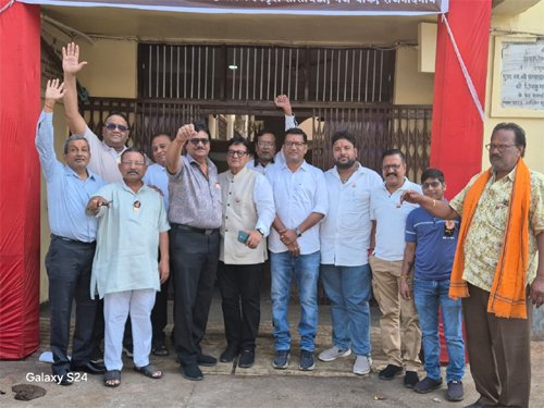 भगवान अग्रसेन व झूलेलाल पर टिप्पणी के विरोध में सर्व समाज का धरना