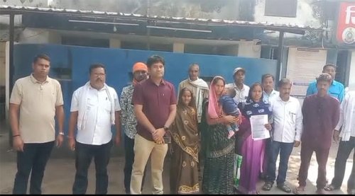 किसानों से धोखाधड़ी कार्रवाई की मांग करते हुए घेरा कोतवाली थाना