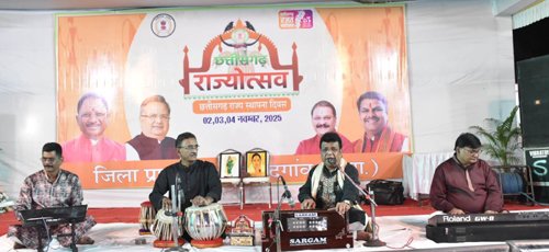 सुप्रसिद्ध भजन एवं गजल गायक प्रभंजय चतुर्वेदी ने अपनी मधुर आवाज और भावपूर्ण प्रस्तुति से श्रोताओं का मन मोह लिया