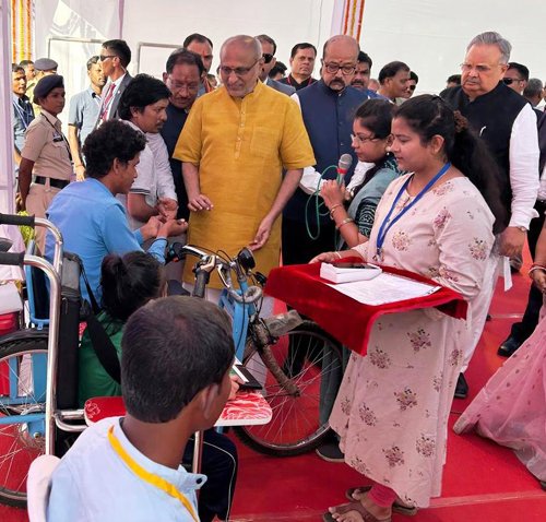 उपराष्ट्रपति ने सीआरसी के स्टॉल में विभिन्न पुनर्वास सेवाओं एवं सहायक उपकरणों का किया अवलोकन