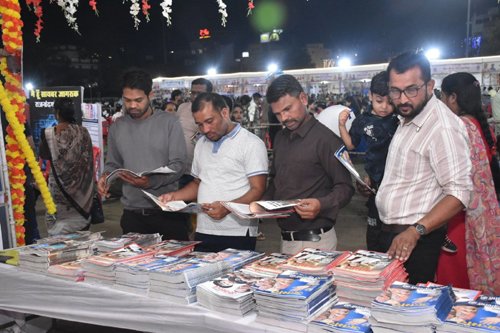 दूरदराज से आए ग्रामवासियों ने जनसंपर्क विभाग की फोटो प्रदर्शनी की सराहना की