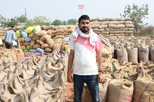 किसान गेंदलाल चंद्राकर ने विगत वर्ष धान विक्रय से प्राप्त राशि से परिवार के लिए कार खरीदकर दिया उपहार