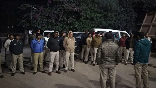 डोंगरगढ़ पुलिस ने रात्रि में निकाली विशेष कांबिंग गश्त, अपराधियों पर कसा शिकंजा