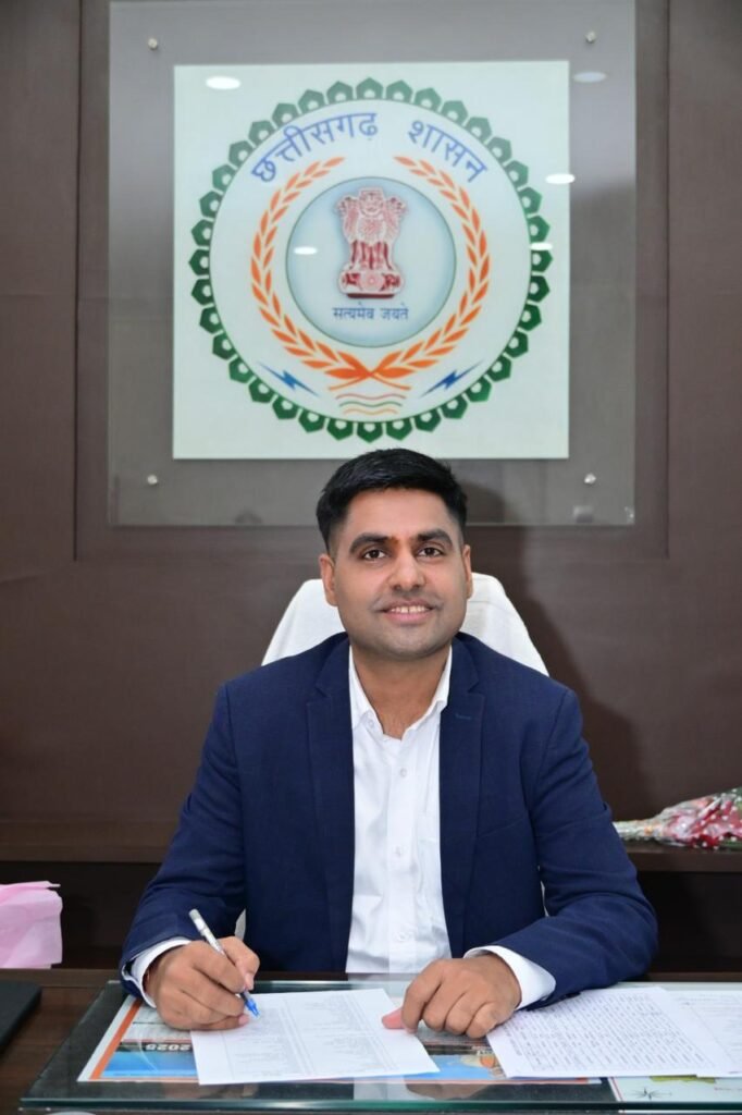 कलेक्टर ने जिला सहकारी केन्द्रीय बैंक मर्यादित राजनांदगांव के प्राधिकृत अधिकारी का किया पदभार ग्रहण