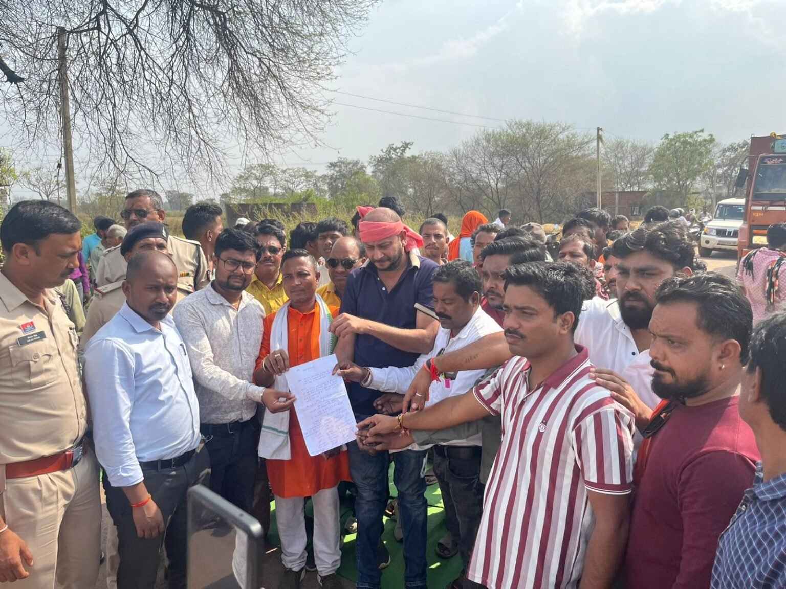 फ्लाईओवर निर्माण के चलते सर्विस रोड न बनने और धूल से परेशान जनता ने किया चक्काजाम