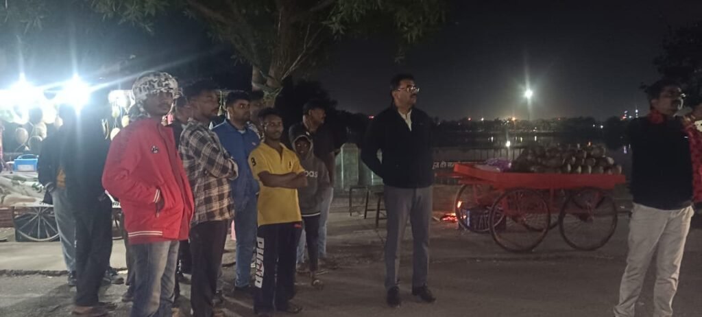 निगम आयुक्त ने देखा सफाई का हाल, चौपाटी के पास रखे गए अवैध बंद ठेले हटाए