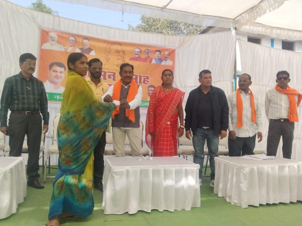 समाधान शिविर में उमड़ी भीड़, 7 परिवारों को मिला खुद का घर