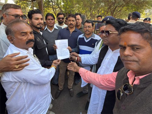 जमीन की बढ़ी गाइडलाइन के विरोध में सातवें दिन उग्र प्रदर्शन, विशाल बाइक रैली के बाद कलेक्टर को सौंपा ज्ञापन