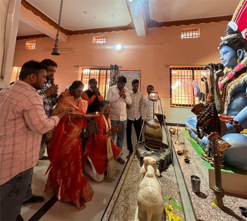 जन्मदिन पर पूर्व विधायक भुनेश्वर बघेल ने पदुमतरा स्थित श्रीराम मंदिर में किया विशेष पूजन