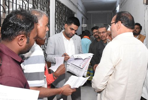 कलेक्टर ने जनदर्शन में पहुंचे जनसामान्य की समस्याओं को संवेदनशीलपूर्वक सुना