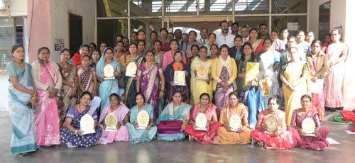 सीईओ जिला पंचायत ने बीमा सखी योजना की समीक्षा, बेहतर कार्य करने वाली सखियों को किया सम्मानित
