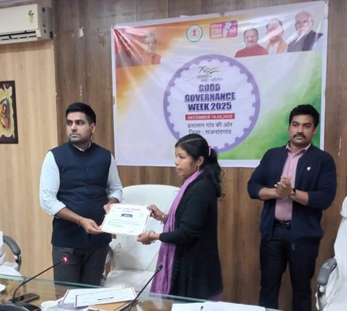 धान खरीदी में उत्कृष्ट कार्य के लिए ग्रामीण अधिकारियों और कर्मचारियों को कलेक्टर ने किया सम्मानित