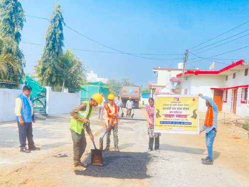 प्रधानमंत्री ग्राम सड़क योजना की सड़कों का मरम्मत अभियान जारी