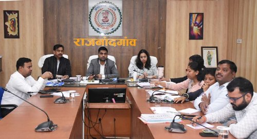 शासन की विभिन्न योजनाओं के तहत जिले तथा शहर के विकास के लिए सभी अधिकारी प्रतिबद्धतापूर्वक करें कार्य : कलेक्टर