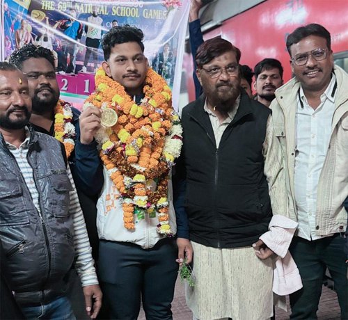 वेटलिफ्टिर रेहान खान के राजनांदगांव आगमन पर रेल्वे स्टेशन में गुलपोसी के साथ इस्तकबाल स्वागत किया गया