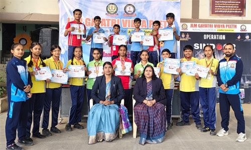 जिला स्तरीय कराते प्रतियोगिता में गायत्री के खिलाड़ियों को 55 पदक