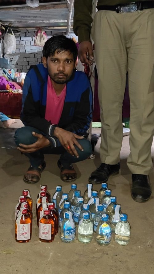 अवैध शराब बेच रहा था युवक, सोमनी पुलिस ने छापा मारकर दबोचा