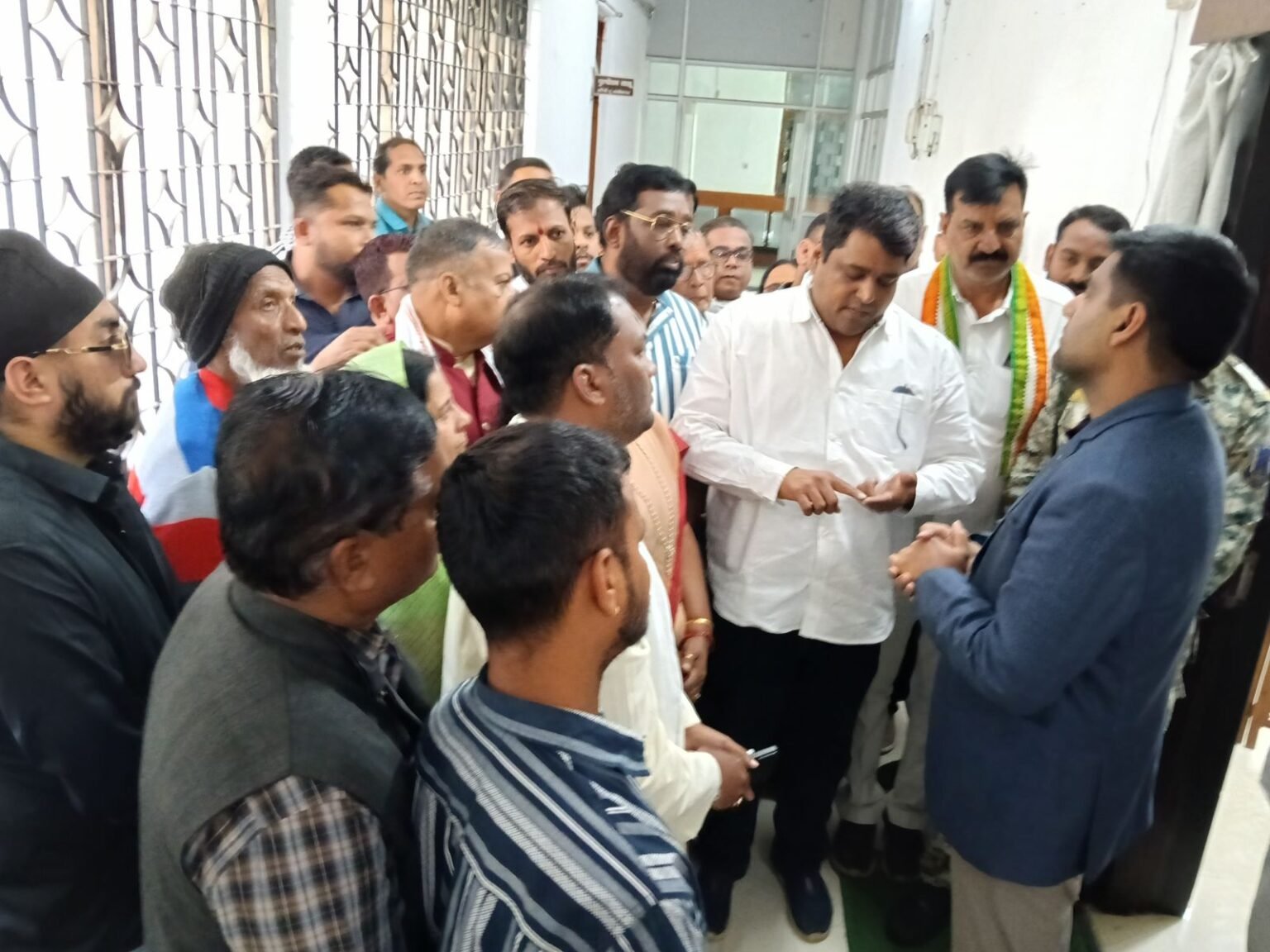 कांग्रेस ने जिला कार्यालय में हल्ला बोला, राशन में कटौती को लेकर खाद्य अधिकारी को घेरा