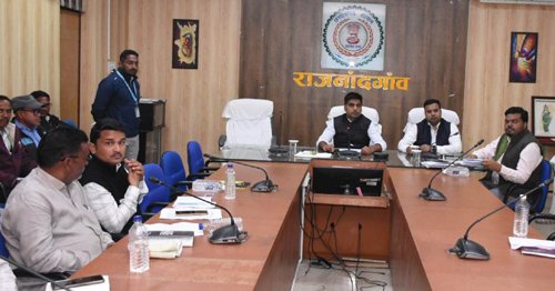 कलेक्टर ने धान खरीदी के मद्देनजर समिति प्रबंधकों एवं पटवारियों की ली बैठक