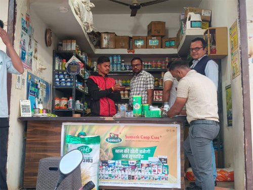 छुईखदान में तीन कृषि केंद्रों पर कार्रवाई, 2300 किलो अवैध जैव उर्वरक जब्त