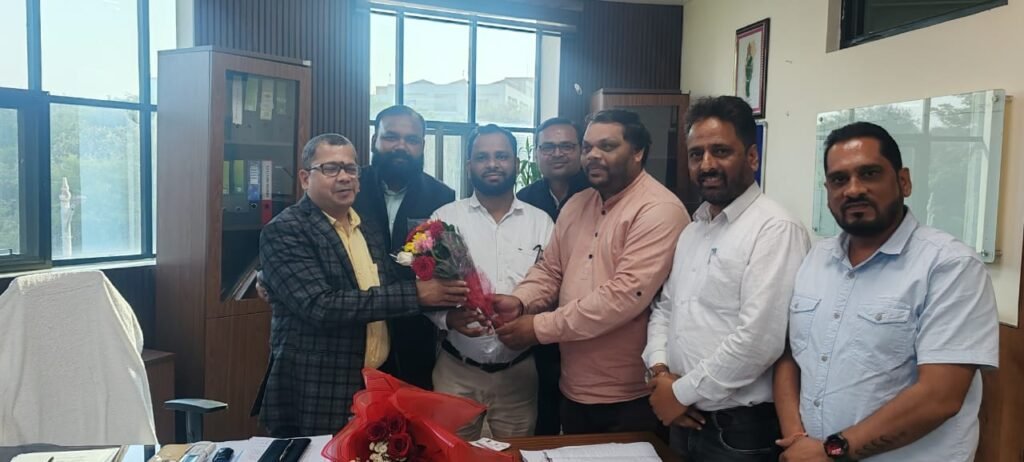 NHM कर्मचारी संघ ने नए स्वास्थ्य संचालक संजीव झा से की सौजन्य भेंट