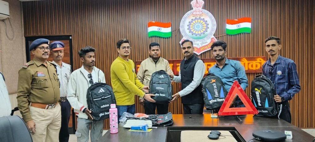 मोहला-मानपुर पुलिस ने सुरक्षा मितानों को बांटी सेफ्टी किट, सड़क हादसों में तात्कालिक मदद का दिया प्रशिक्षण