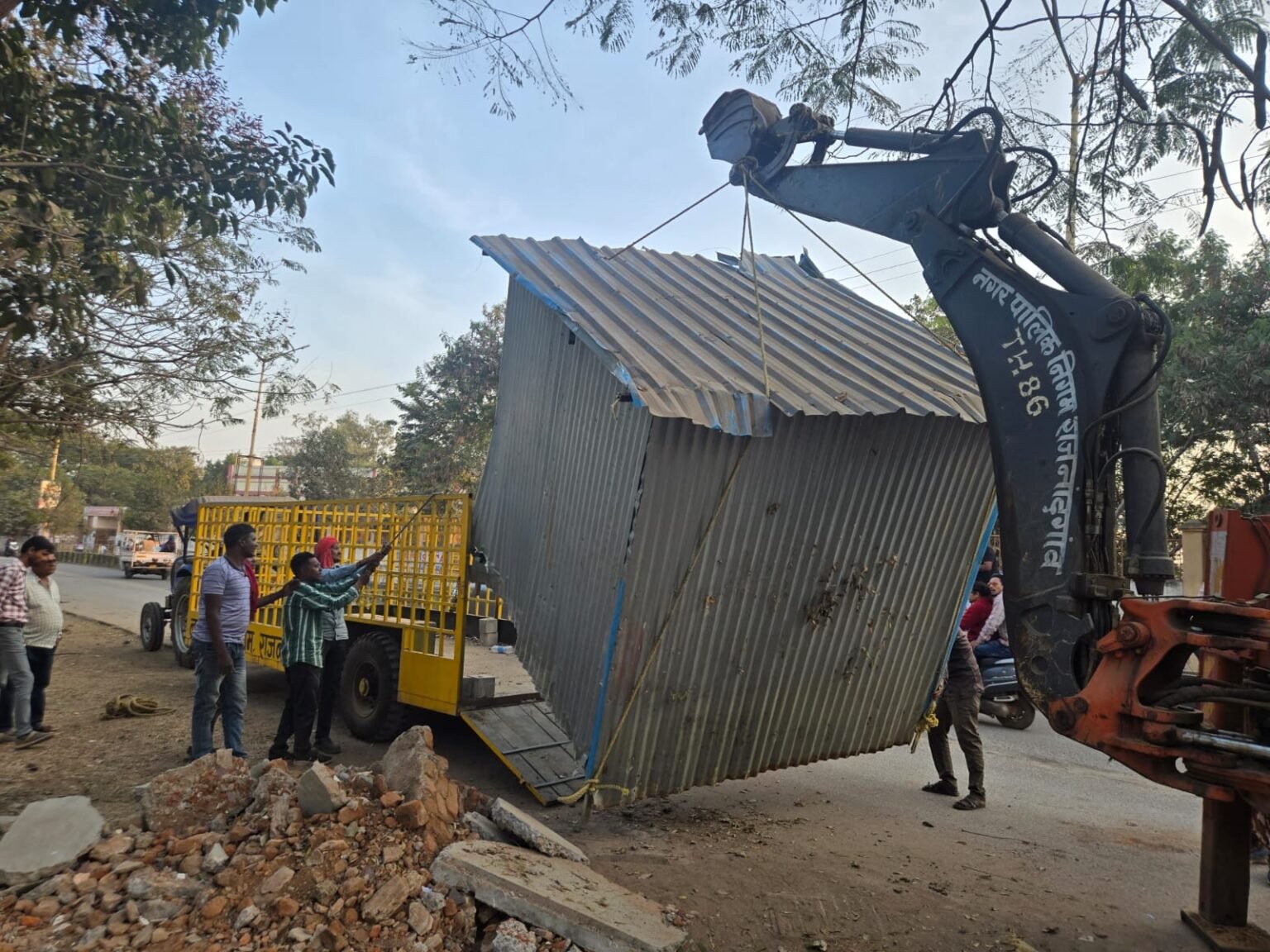 कमला कॉलेज रोड में अतिक्रमण हटाने की कार्यवाही, 5 ठेले हटाए, बांस-बल्ली उखाड़ी
