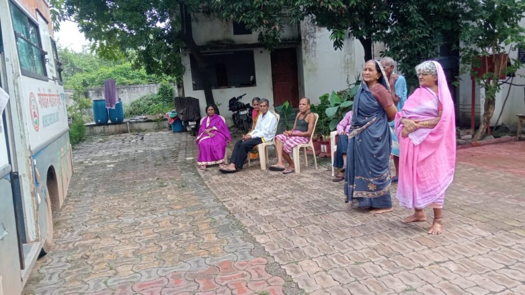 मुख्यमंत्री शहरी स्लम स्वास्थ्य योजना से संस्कारधानी में मिल रहा अच्छा प्रतिसाद, हजारों को मिला स्वास्थ्य लाभ