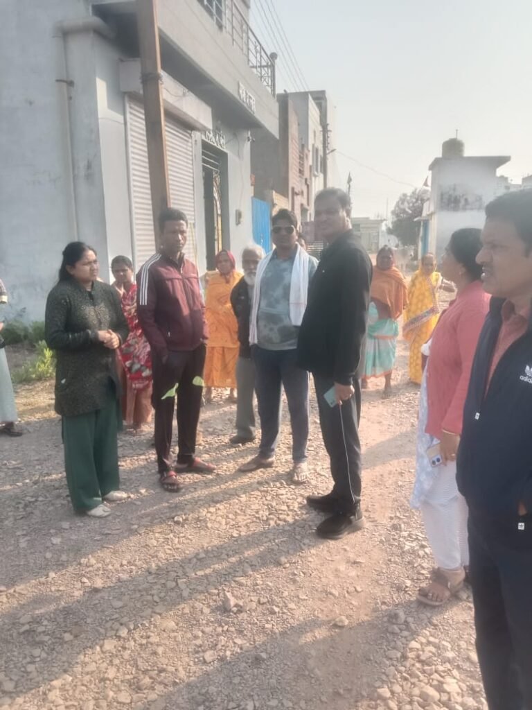 महापौर मधुसूदन यादव का नवागांव, मोतीपुर एवं रामनगर में निरीक्षण, मदरसा रोड निर्माण के लिए भूमिपूजन