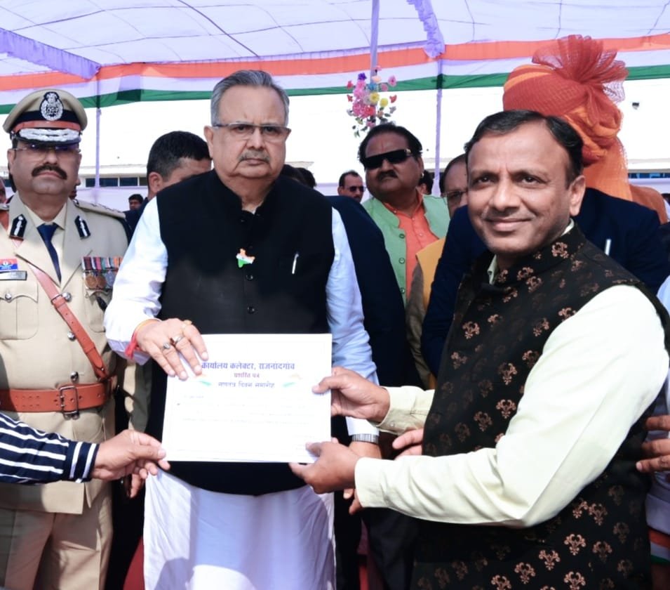 डोंगरगढ़ में गणतंत्र दिवस पर दो विभूतियों को सम्मानित किया गया