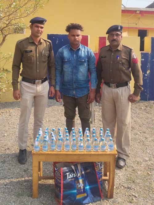 डोंगरगांव पुलिस की अवैध शराब पर कार्रवाई, 50 पाव शराब जब्त