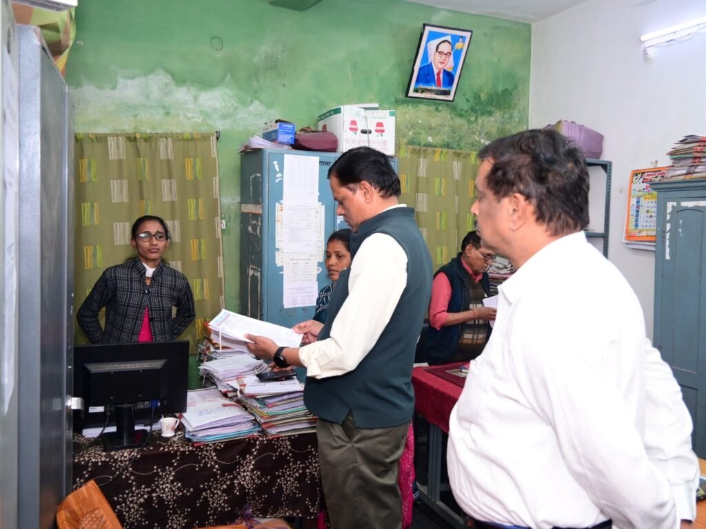 संभागायुक्त एसएन राठौर का तहसील और जनपद पंचायत छुरिया का आकस्मिक निरीक्षण