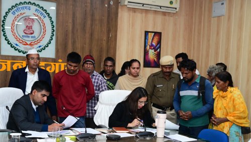 कलेक्टर ने जनदर्शन में संवेदनशीलतापूर्वक सुनी नागरिकों की समस्याएं, शीघ्र निराकरण के दिए निर्देश