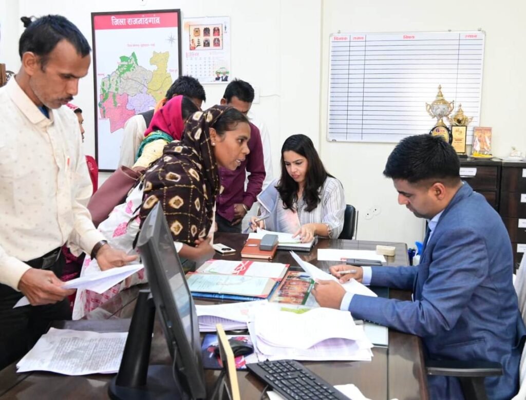 कलेक्टर ने जनदर्शन में सुनी नागरिकों की समस्याएं, प्राथमिकता के साथ निराकरण के दिए निर्देश