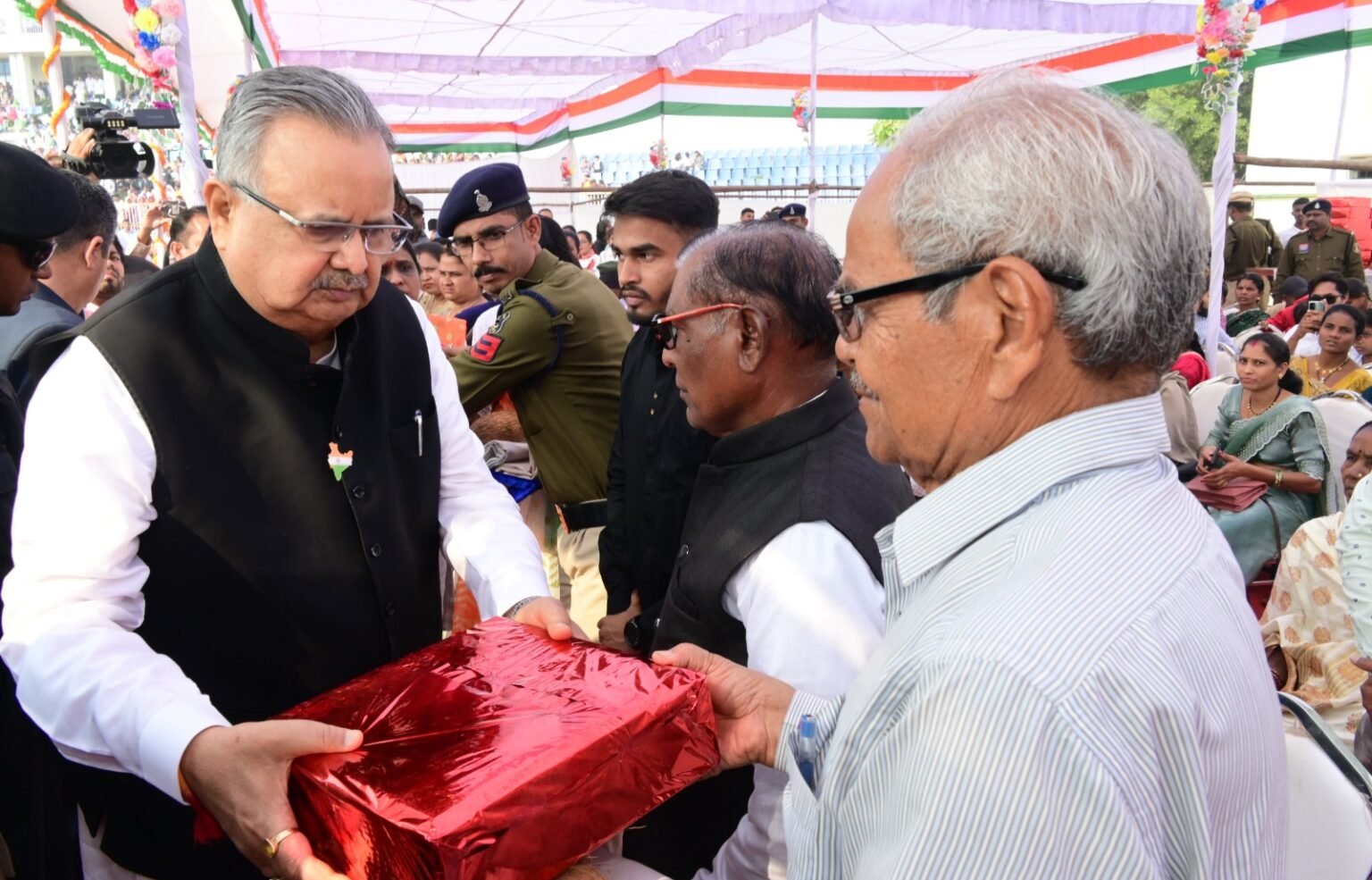 जिले में अपूर्व उत्साह एवं हर्ष के साथ मनाया गया गणतंत्र दिवस, विधानसभा अध्यक्ष डॉ. रमन सिंह ने किया ध्वजारोहण