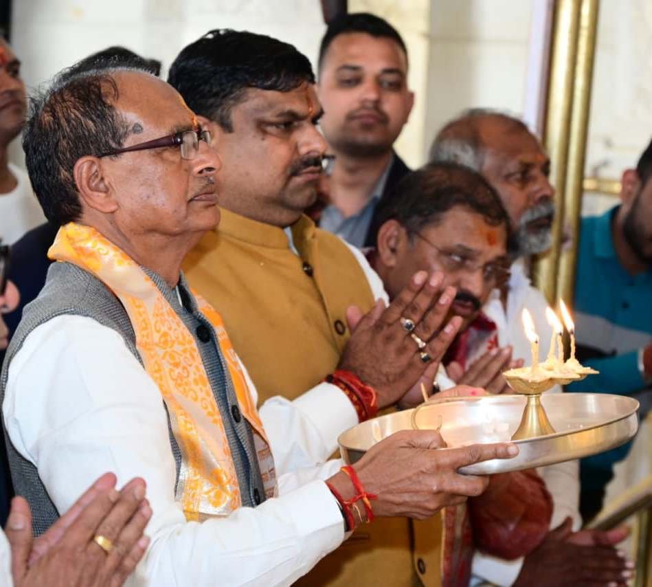 केन्द्रीय कृषि एवं किसान कल्याण मंत्री शिवराज सिंह चौहान ने मां बम्लेश्वरी मंदिर पहुंचकर पूजा-अर्चना की