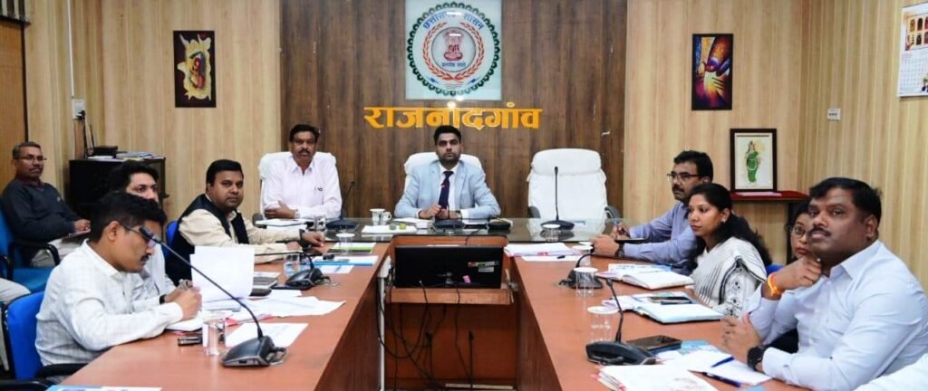 शासन की जनकल्याणकारी योजनाओं के जमीनी स्तर पर क्रियान्वयन के लिए अधिकारी करें फिल्ड विजिट : कलेक्टर
