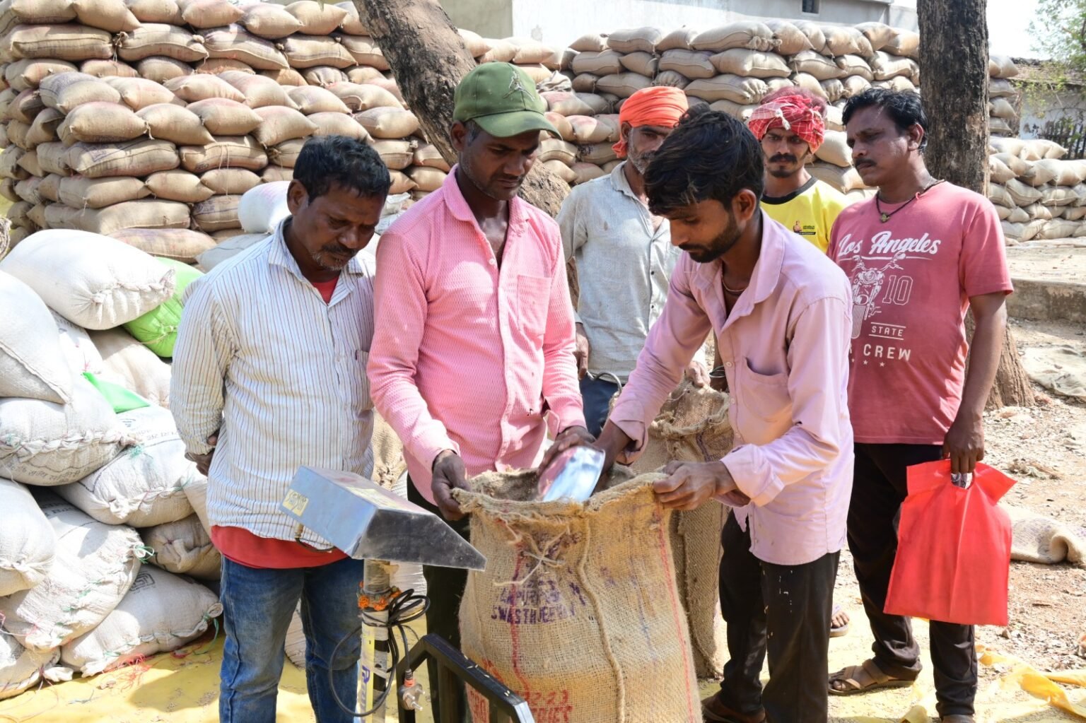 खरीदी महाभियान के अंतिम दिन धान उपार्जन केन्द्रों में रही रौनक, किसानों में खुशी का माहौल