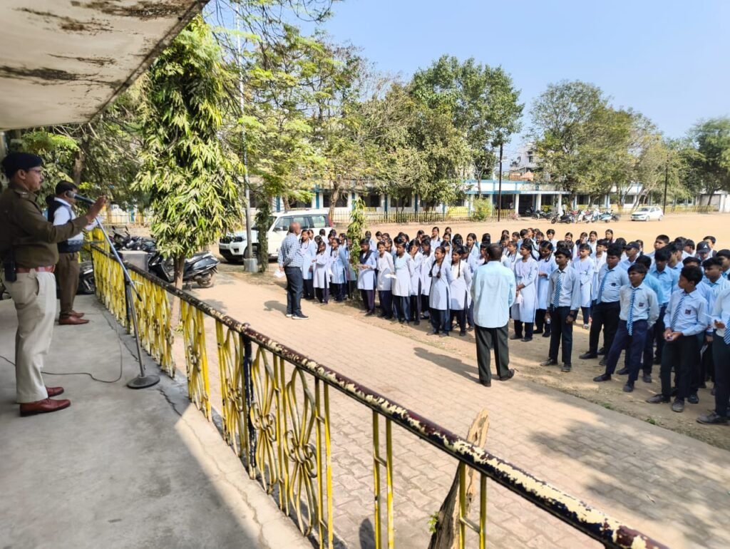 सड़क सुरक्षा माह के पांचवे दिन शिक्षण संस्थानों में यातायात जनजागरूकता अभियान