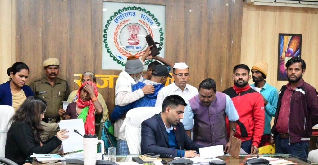 कलेक्टर ने जनदर्शन में पहुंचे जनसामान्य की समस्याओं को संवेदनशीलतापूर्वक सुना