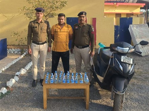 थाना डोंगरगांव में अवैध शराब के खिलाफ बड़ी कार्यवाही, 34 पौव देशी शराब सहित स्कूटी जब्त