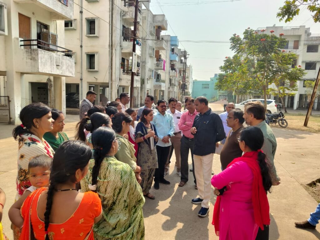 महापौर ने 18 एकड़ वासियों से की मुलाकात, पानी सप्लाई की समस्या के समाधान के दिए निर्देश