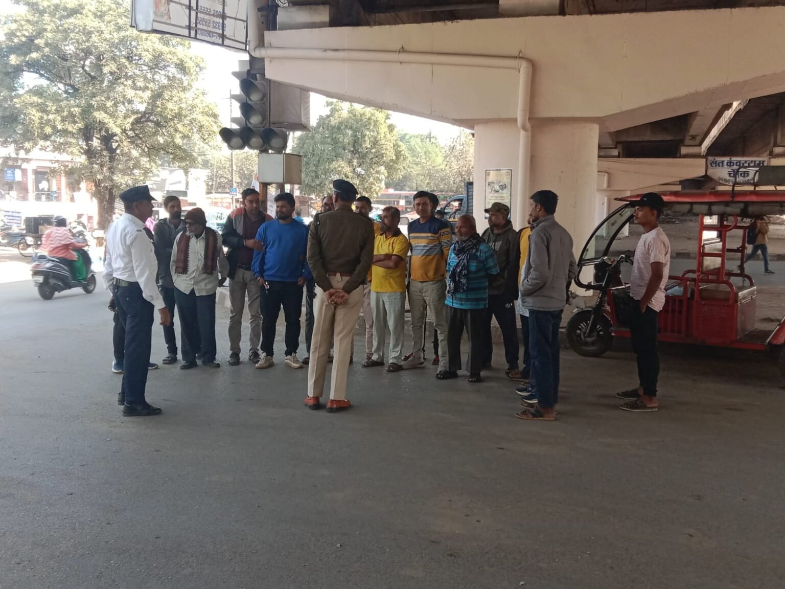 सड़क सुरक्षा माह : छठवें दिन ऑटो व ई-रिक्शा चालकों को यातायात नियमों की दी गई समझाइश